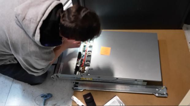 Thomas baut die Hot-Spare Disks in Box1 ein