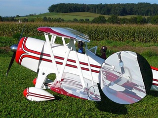 Rotated nylon control horns on lower ailerons